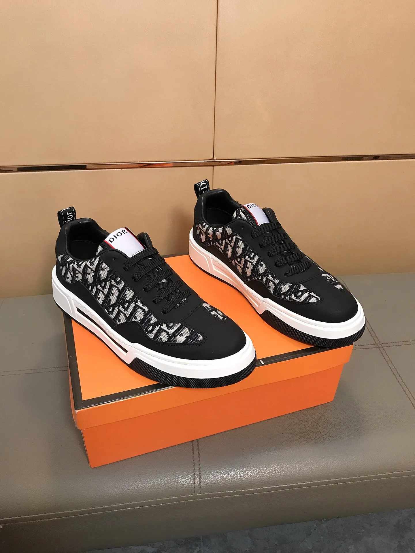 Factory price 400 ↔️↔️ (Dior) new men's casual sports shoes 👣 Full of charm, luxury style gentleman shoes. Upper: Made of imported Italian cowhide + printed fabric, sheepskin lining. Branded wear-resistant soles; with classic logos💋The whole pair of shoes is fashionable and casual yet high-end style🎈🎈Size: 38-44